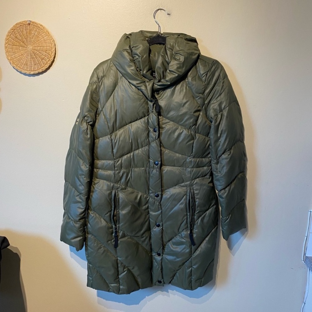 Walter baker women’s size small army green med weight/ hooded puffer jacket.